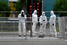 Príslušníci orgánov činných v trestnom konaní na mieste, kde postrelili premiéra Roberta Fica. FOTO: Reuters