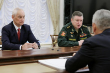 Ruský minister obrany Andrej Belousov a veliteľ vojsk Centrálneho vojenského okruhu Alexander Lapin sa zúčastňujú na stretnutí ruského prezidenta Vladimira Putina. FOTO: Reuters