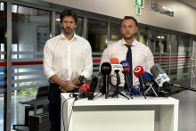 Robert Kaliňák a Matúš Šutaj Eštok informujú o zdravotnom stave Roberta Fica. FOTO: HN