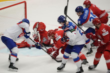 Slovenský hokejista Peter Cehlárik (druhý vpravo) strieľa gól na 3:0 v zápase základnej B-skupiny Slovensko - Poľsko. FOTO: TASR/AP