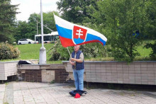Medzi ľuďmi sa objavil muž so slovenskou vlajkou, ktorý sa nahlas modlí ruženec. FOTO: HN/Juraj Búry