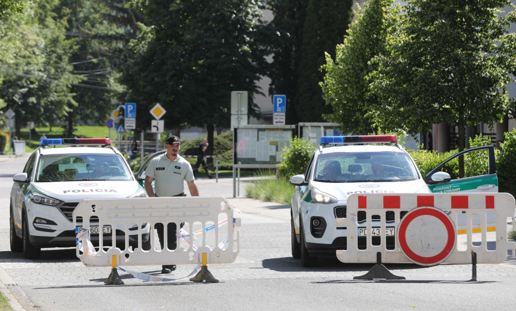 Policajti na mieste útoku na premiéra Roberta Fica v Handlovej. FOTO: HN/Peter Mayer