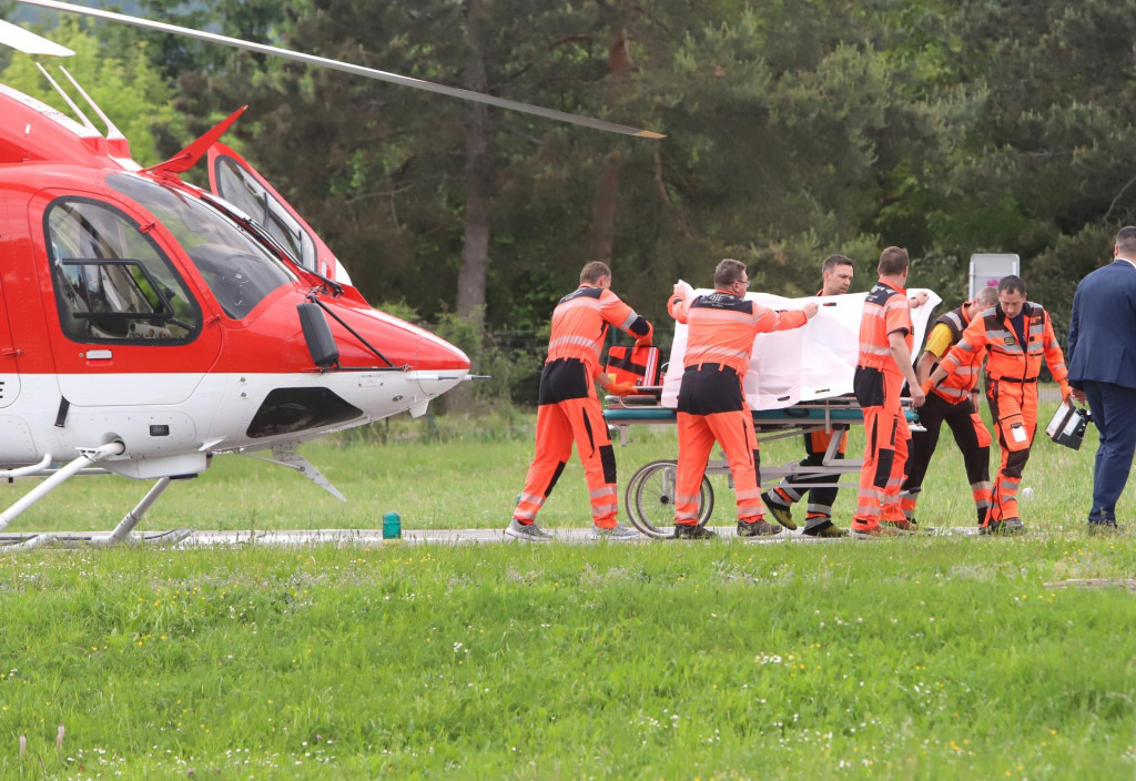 Zdravotníci prevážajú na nosidlách postreleného predsedu vlády Roberta Fica z helikoptéry do nemocnice v Banskej Bystrici