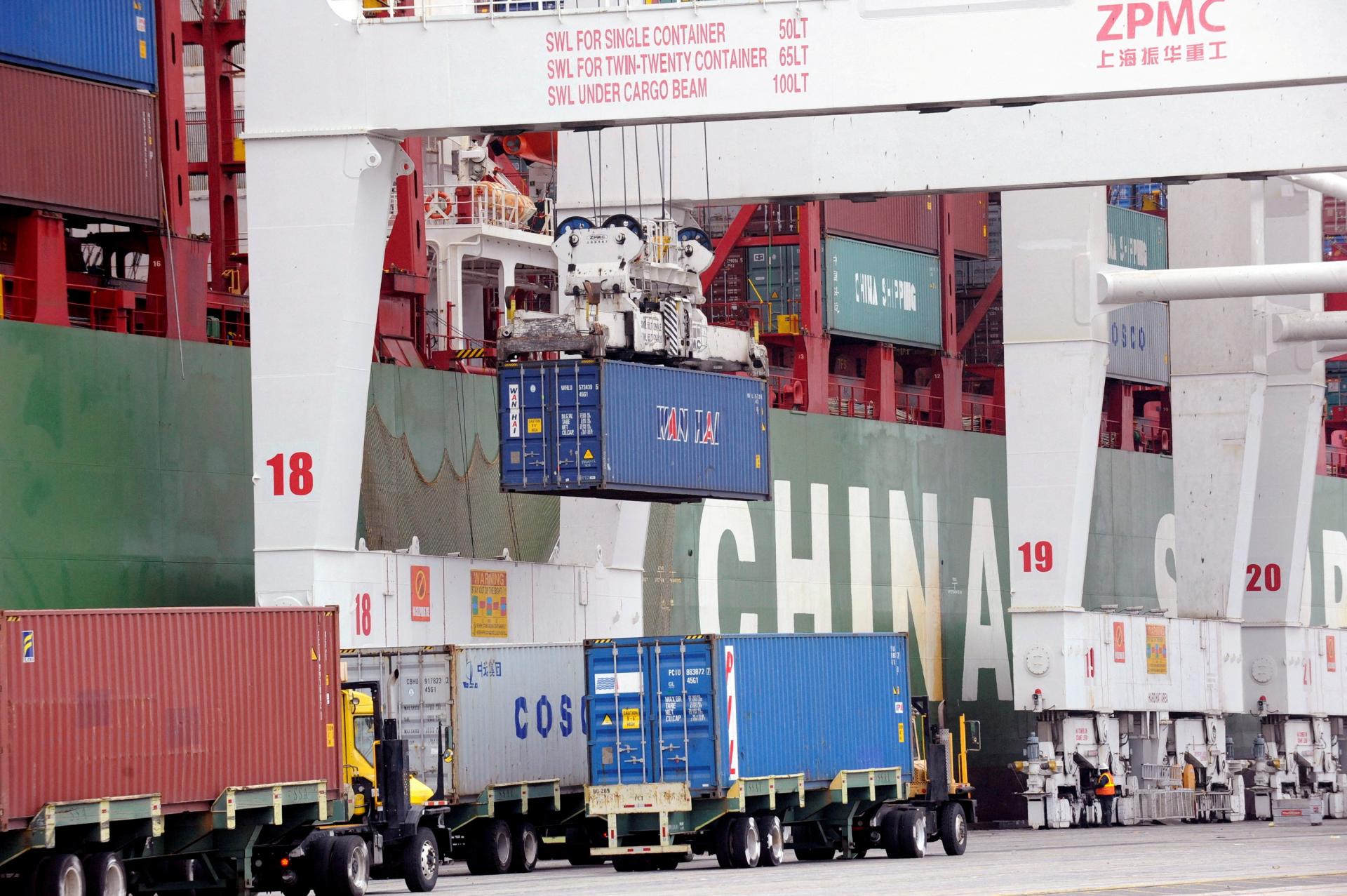 USA a Čína by mali vyriešiť obchodné napätie. Bidenove clá môžu roztrieštiť dodávateľov, tvrdí menový fond