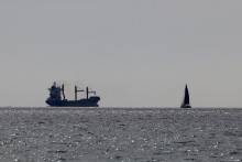 Nákladná loď plaviaca sa pod vlajkou USA, ktorá preváža pomoc na mólo postavené USA pri Gaze. FOTO: Reuters