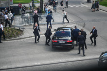 Ochrankári prevážajú premiéra Roberta Fica po tom, ako utrpel zranenia pri atentáte v centre Handlovej. FOTO: Reuters