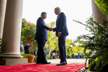 Americký prezident Joe Biden (vpravo) a čínsky prezident Si Ťin-pching si podávajú ruky. FOTO: TASR/AP