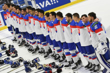 Slovenskí hokejisti počas hymny po víťazstve nad Poľskom. FOTO TASR/Michal Runák