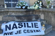 ”Násilie nie je cesta”, hovorí transparent s nápisom po streľbe, pri ktorej bol zranený slovenský premiér Robert Fico. FOTO: REUTERS/Christine Uyanik
