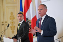 Minister vnútra Gerhard Karner (sprava) a šéf rakúskeho riaditeľstva pre ochranu štátu a spravodajských služieb Omar Haijawi-Pirchner. FOTO: Reuters