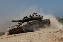 Izraelský tank manévruje pri izraelsko-gazskej hranici. FOTO: Reuters