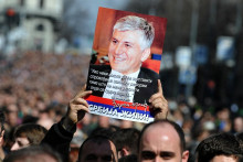 Demonštrant drží portrét zavraždeného srbského premiéra Zorana Djindjica. FOTO: Profimedia