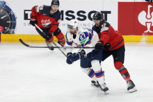 Canada‘s Dylan Cozens in action with Norway‘s Andreas Martinsen. FOTO: Reuters