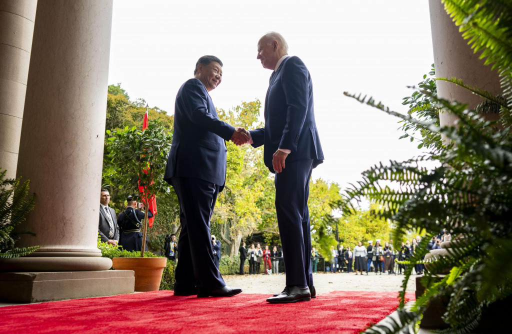 Americký prezident Joe Biden (vpravo) a čínsky prezident Si Ťin-pching si podávajú ruky. FOTO: TASR/AP