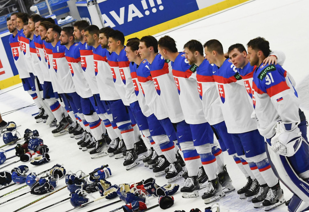 Slovenskí hokejisti počas hymny po víťazstve nad Poľskom. FOTO TASR/Michal Runák