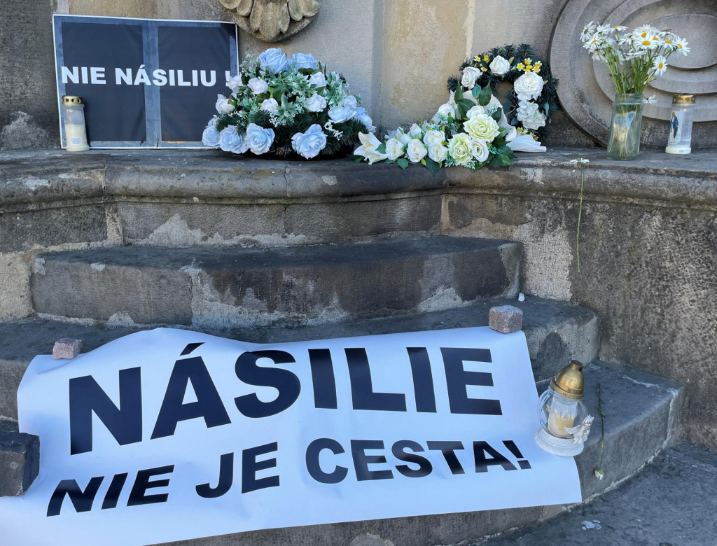 ”Násilie nie je cesta”, hovorí transparent s nápisom po streľbe, pri ktorej bol zranený slovenský premiér Robert Fico. FOTO: REUTERS/Christine Uyanik