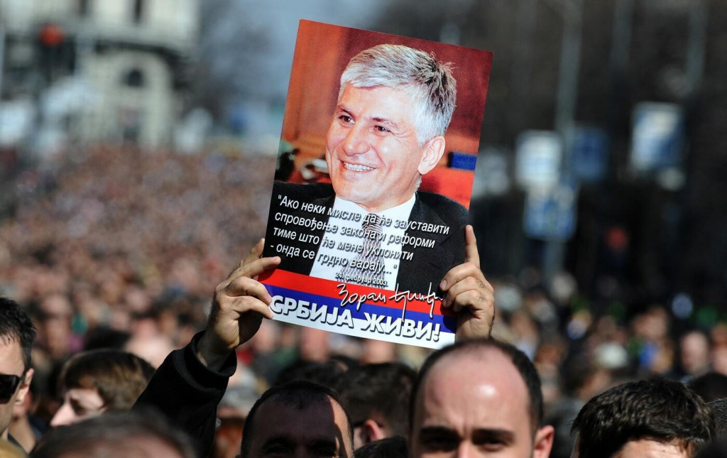 Demonštrant drží portrét zavraždeného srbského premiéra Zorana Djindjica. FOTO: Profimedia