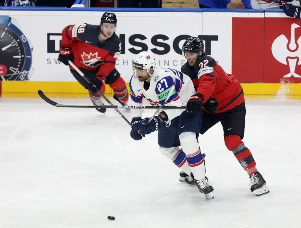 Canada‘s Dylan Cozens in action with Norway‘s Andreas Martinsen. FOTO: Reuters