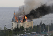 Budova patriaca právnickej akadémii horí po ruskom leteckom útoku v ukrajinskej Odese. FOTO: TASR/AP