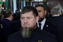 Hlava Čečenskej republiky Ramzan Kadyrov hovorí s novinármi po ceremónii inaugurácie Vladimira Putina za prezidenta Ruska v Kremli. FOTO: REUTERS