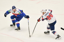 Zľava slovenský hokejista Šimon Nemec a hráč USA Joel Farabee. FOTO: TASR