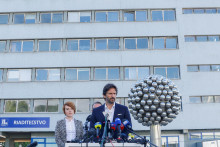 Minister obrany Robert Kaliň&aacute;k informuje o zdravotnom stave premi&eacute;ra Roberta Fica. FOTO: Reuters