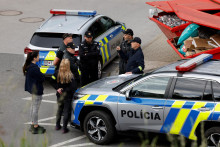 Polícia pred nemocnicou, kde hospitalizovaný Robert Fico. FOTO: Reuters