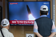 Ľudsia sledujú na televíznych archívnych záberoch odpálenie severokórejskej balistickej rakety. FOTO: TASR/AP