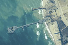 Na satelitnej snímke americkej armády humanitárne mólo, ktoré postavila americká armáda v Pásme Gazy. FOTO: TASR/AP
