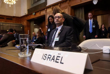 Členovia izraelskej delegácie sedia na Medzinárodnom súdnom dvore na začiatku vypočutia, na ktorom Juhoafrická republika požaduje nové mimoriadne opatrenia v súvislosti s izraelskými útokmi na Rafah. FOTO: Reuters