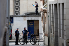 Francúzska polícia stráži zatiaľčo člen kriminalistiky zbiera dôkazy po tom, čo policajti zastrelili ozbrojeného muža, ktorý sa pokúsil podpáliť mestskú synagógu v Rouene. FOTO: Reuters