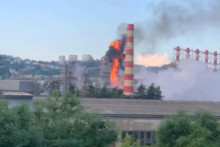 Dym a oheň stúpajú z rafinérie po útoku bezpilotného lietadla v Tuapse. FOOT: Reuters
