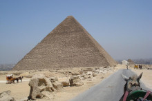Jedna z pyramíd v egyptskej Gíze.