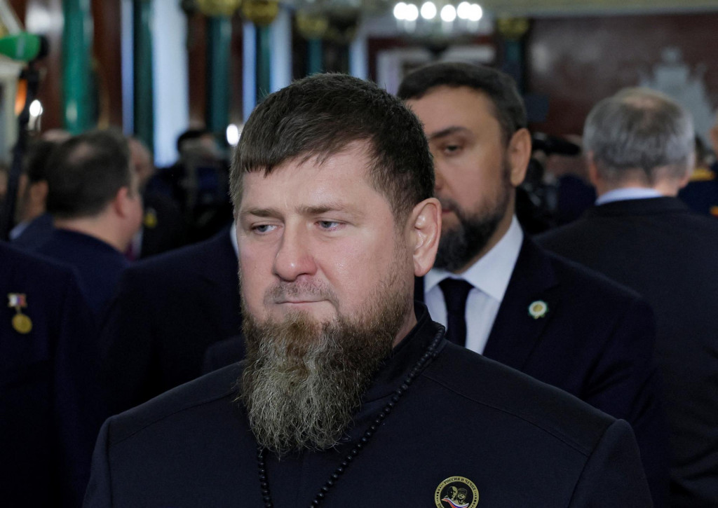 Hlava Čečenskej republiky Ramzan Kadyrov hovorí s novinármi po ceremónii inaugurácie Vladimira Putina za prezidenta Ruska v Kremli. FOTO: REUTERS