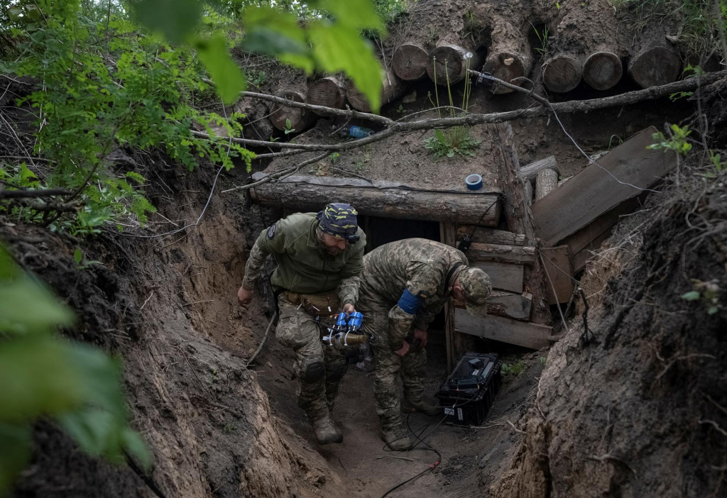 Ukrajinskí vojaci neďaleko ruských hraníc v Charkovskej oblasti na Ukrajine. FOTO: Reuters