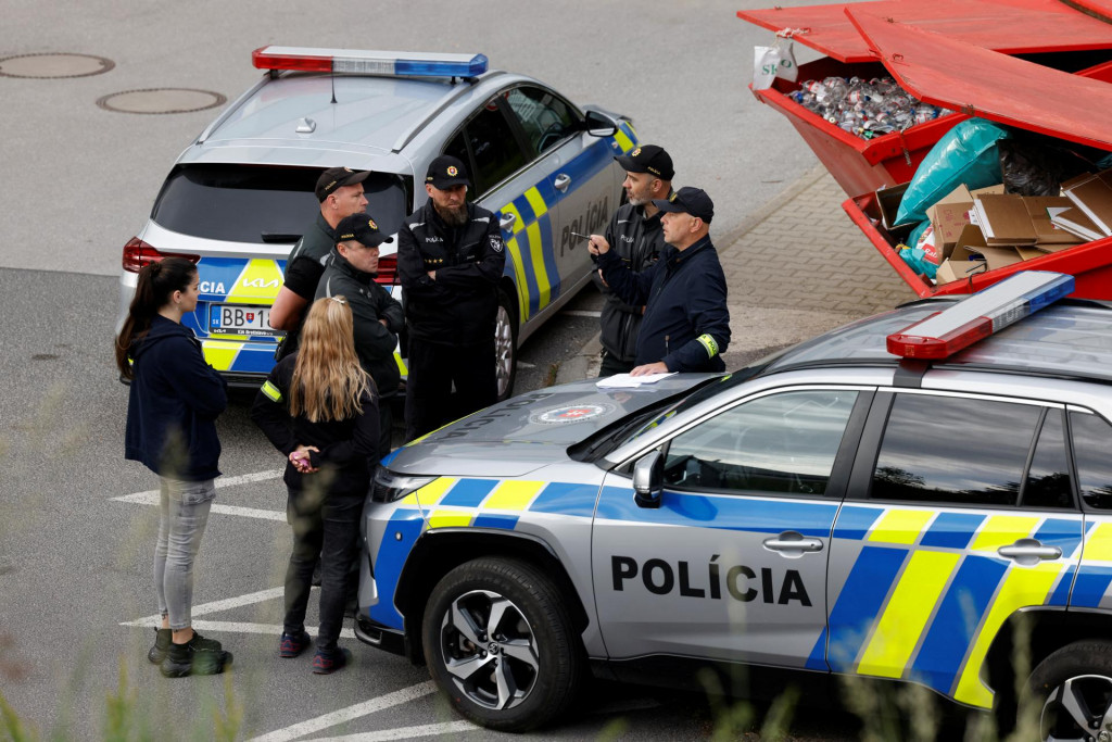Polícia pred nemocnicou, kde hospitalizovaný Robert Fico. FOTO: Reuters