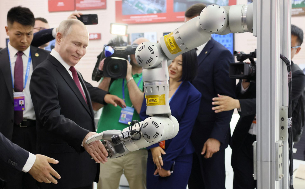 Ruský prezident Vladimir Putin si prezerá výstavu na 8. rusko-čínskej výstave EXPO v čínskom Charbine. FOTO: Reuters