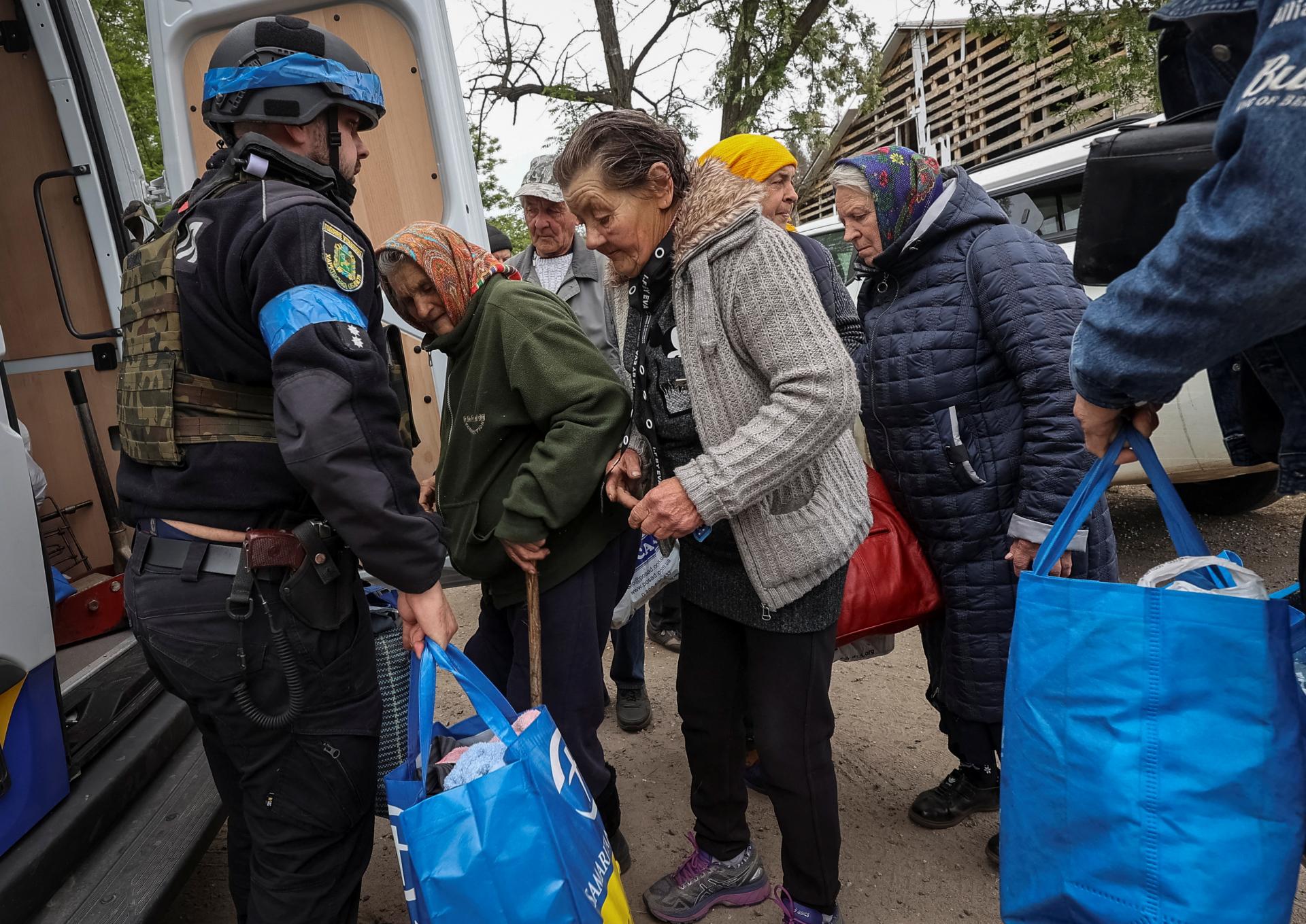 V dôsledku bojov v Charkovskej oblasti evakuovali už 10-tisíc ľudí, hlásia úrady