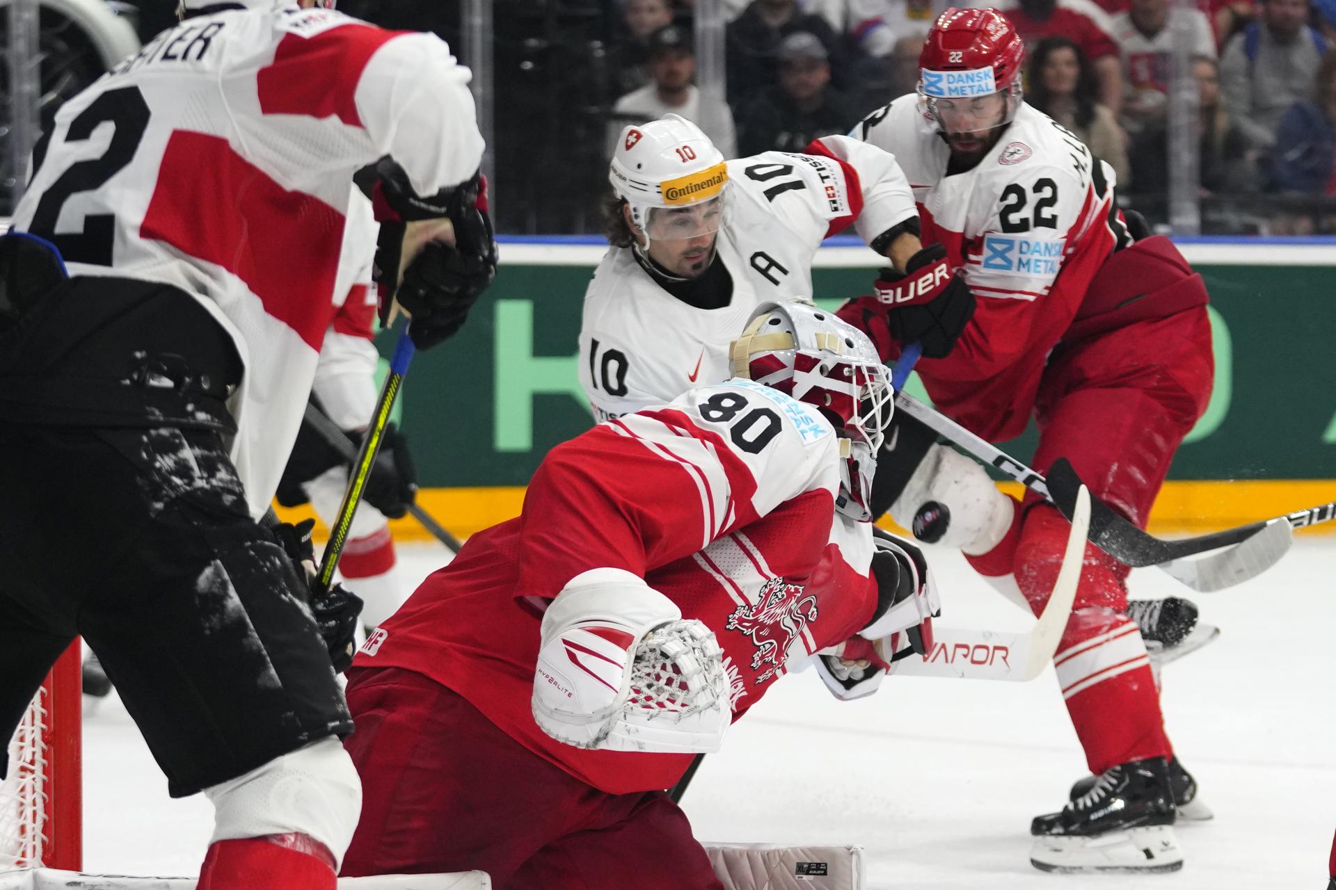 MS v hokeji: Švédi porazili Lotyšov, Švajčiarsko rozdrtilo Dánsko a dostalo sa do čela skupiny