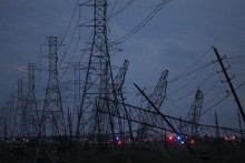 Pováľané stožiare vysokého elektrického vedenia po búrke v houstonskom predmestí Cypress v Texase. FOTO TASR/AP