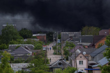 Dym stúpa po ruskom útoku v Charkove na Ukrajine. FOTO: TASR/AP