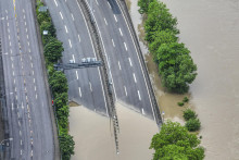 Vjazd na diaľnicu A620 je zaplavený po prudkách dažďoch v nemeckom Saarbrückene. FOTO: TASR/AP