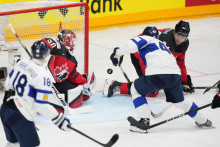 Fínsky hráč Valtteri Puustinen strieľa druhý gól cez kanadského brankára Jordana Binningtona v zápase A-skupiny Kanada - Fínsko na MS v ľadovom hokeji 2024. FOTO: TASR/AP