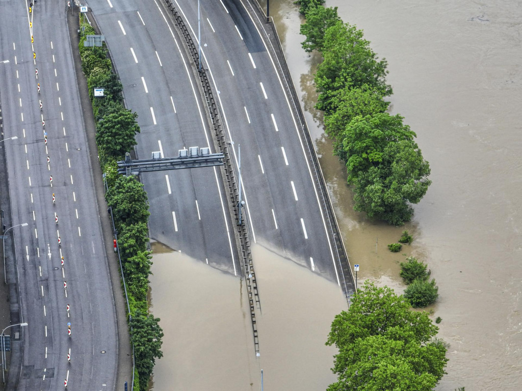 Vjazd na diaľnicu A620 je zaplavený po prudkách dažďoch v nemeckom Saarbrückene. FOTO: TASR/AP