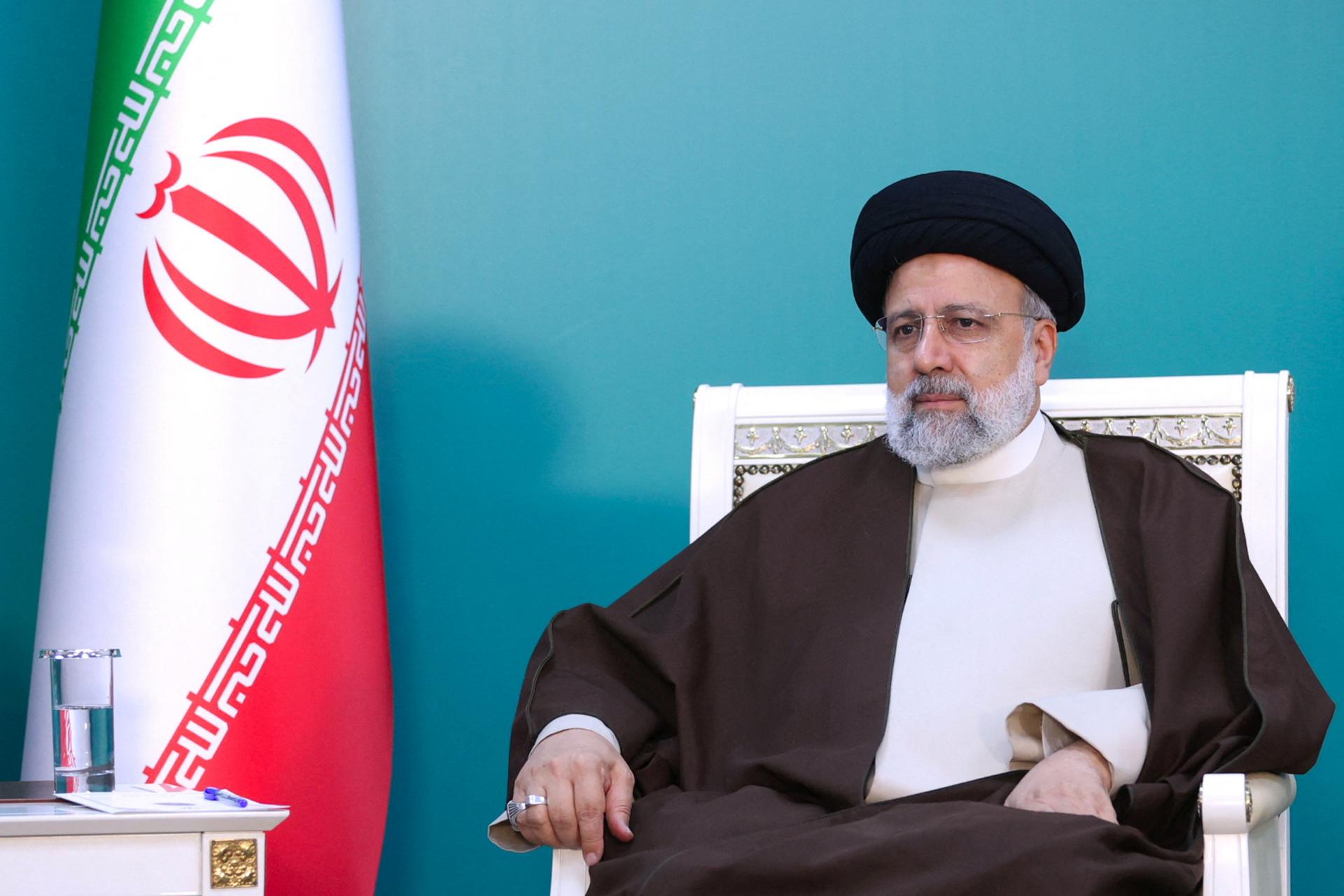 Vrtuľník iránskeho prezidenta havaroval, jeho stav je nejasný. Záchranárom komplikuje cestu počasie
