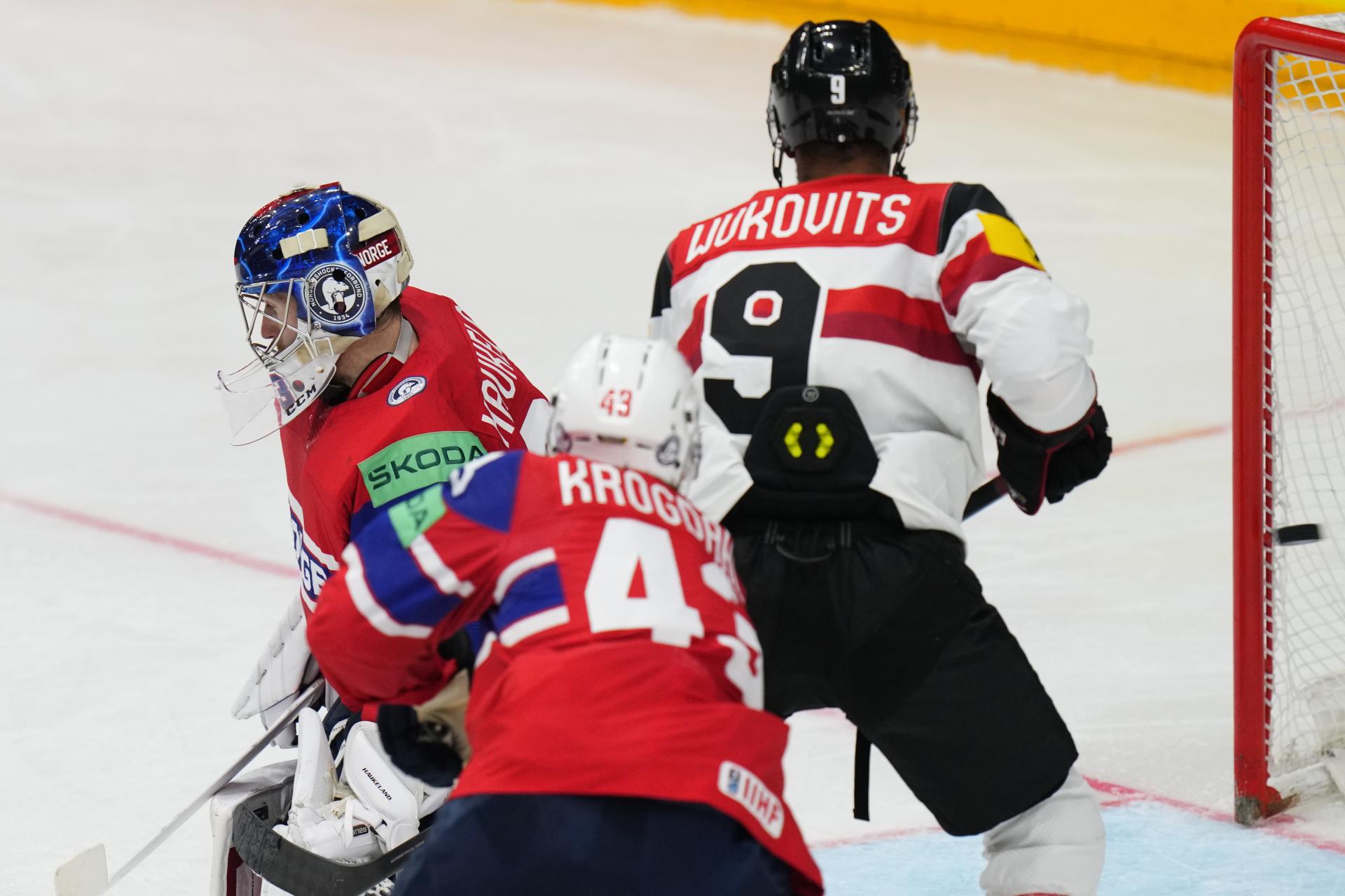 Rakúsko rozhodlo o triumfe v druhej tretine. Trojbodoví boli Schneider a Rossi