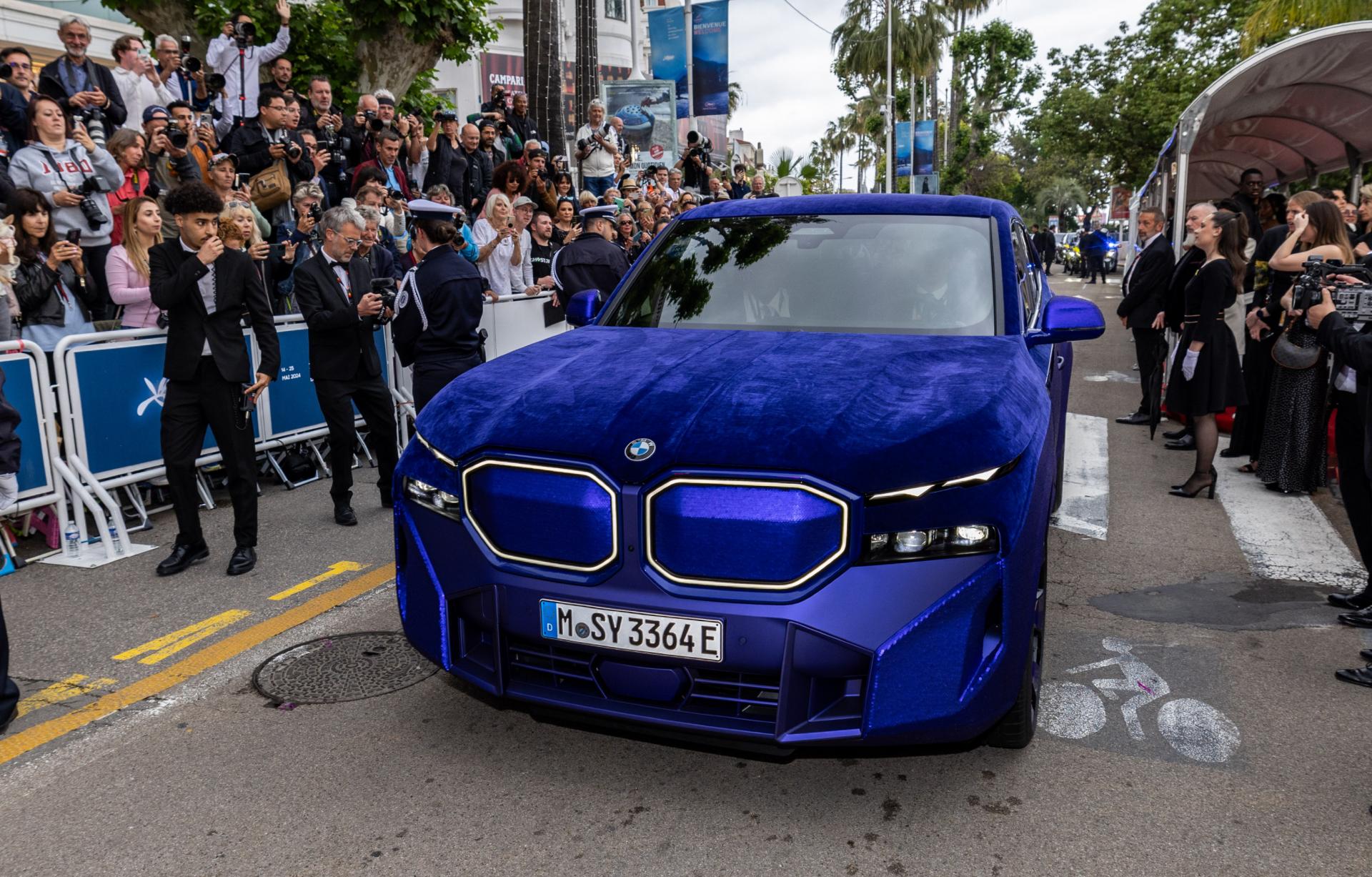 Šialenosť od BMW: Veľké kontroverzné SUV obliekli do zamatu, trblietok a flitrov