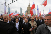 Politici opozičnej strany Právo a spravodlivosť vrátane lídra strany Jaroslawa Kaczynského a poslankyne Európskeho parlamentu a bývalej poľskej premiérky Beaty Szydlovej pochodujú s demonštrantmi.  FOTO: Reuters