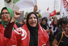 Demonštranti protestujú proti prítomnosti subsaharských migrantov v tuniskom meste Jebiniana. FOTO: TASR/AP