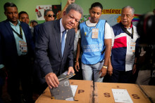 Prezidentský kandidát strany Ľudová sila Leonel Fernandez odovzdal svoj hlas v deň prezidentských volieb v Santo Domingu v Dominikánskej republike. FOTO: Reuters